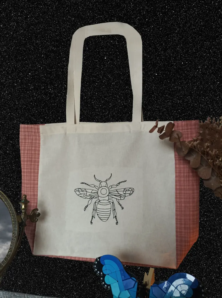 Cabas brodé – Abeille & carreaux vieux rose