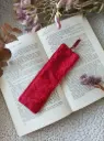 Marque-page velours rouge – Ruban & breloque abeille dorée