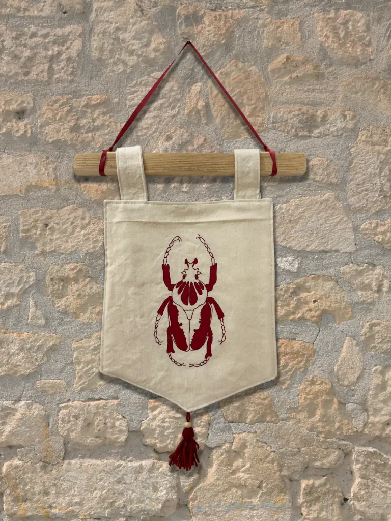 Bannière médiévale brodée – Scarabée Goliath | Fait main & upcyclée