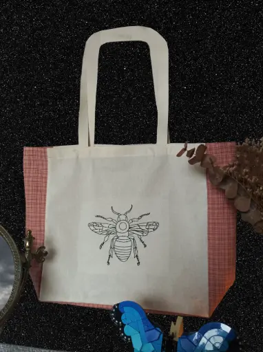 Cabas brodé – Abeille & carreaux vieux rose