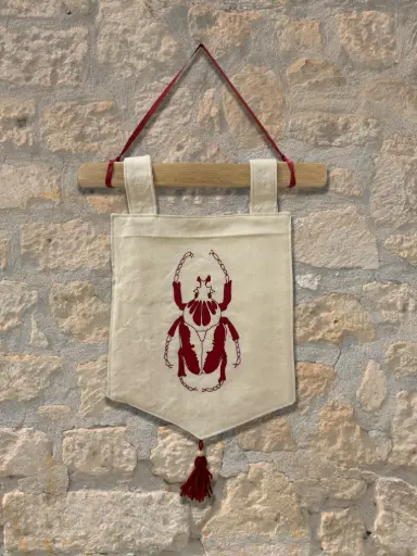 Bannière médiévale brodée – Scarabée Goliath | Fait main & upcyclée
